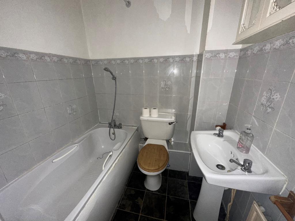 Lot: 119 - VACANT FLAT - Bathroom with W.C.